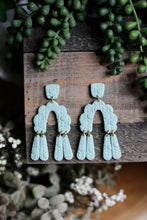 Load image into Gallery viewer, Sawyer
